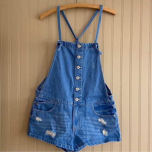 Only Pants - ONLY Distressed Denim Overall Shorts Women’s Size 6 or Medium